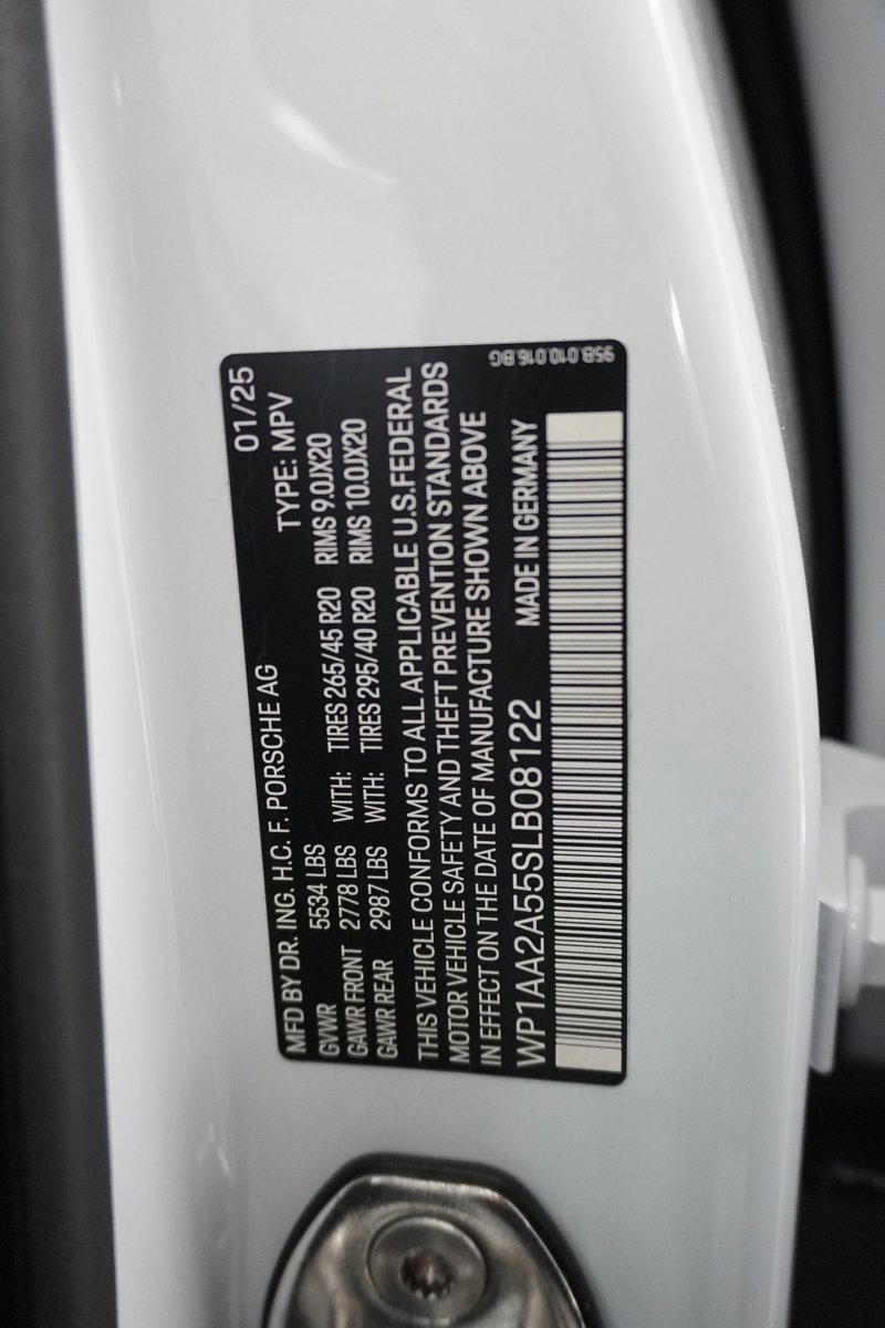 Certified 2025 Porsche Macan image 28