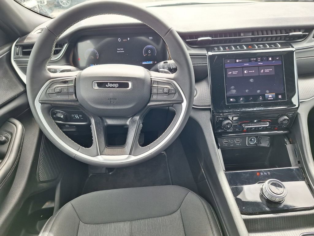 Used 2025 Jeep Grand Cherokee L Laredo image 21