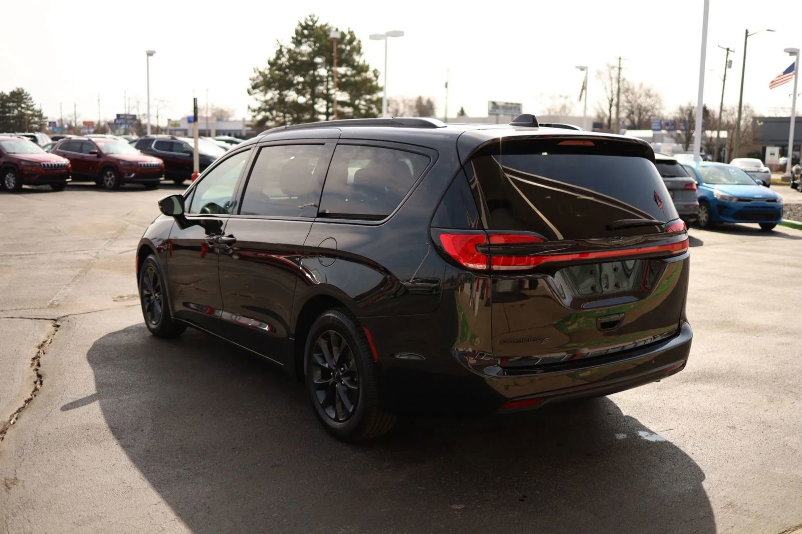 Used 2021 Chrysler Pacifica Touring w/ Uconnect Theater Family Group image 7