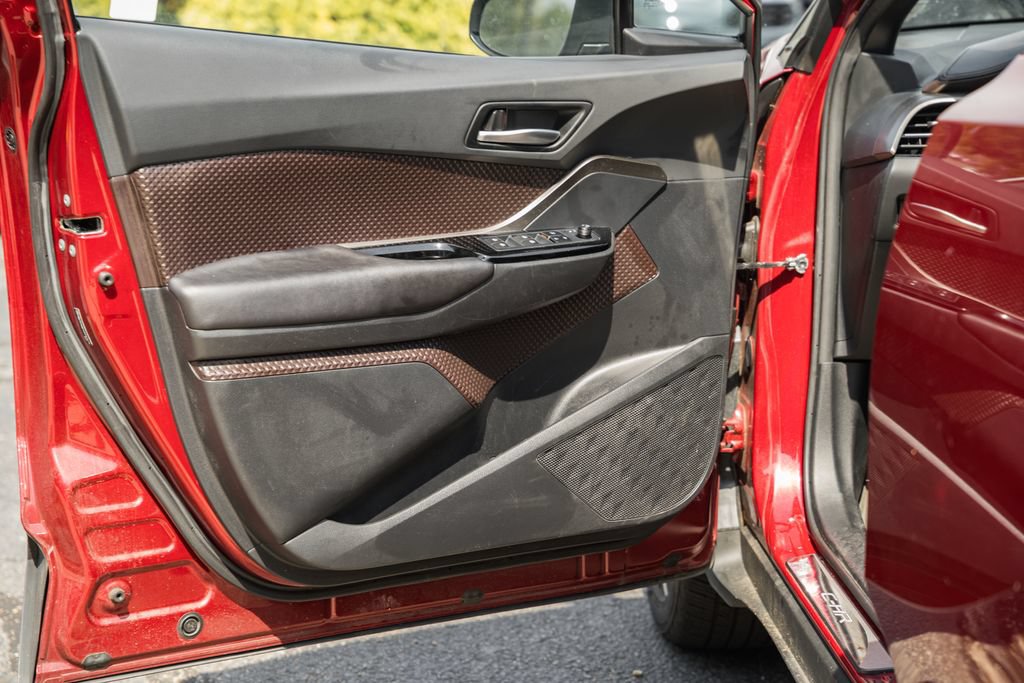 Used 2019 Toyota C-HR Limited FWD image 36