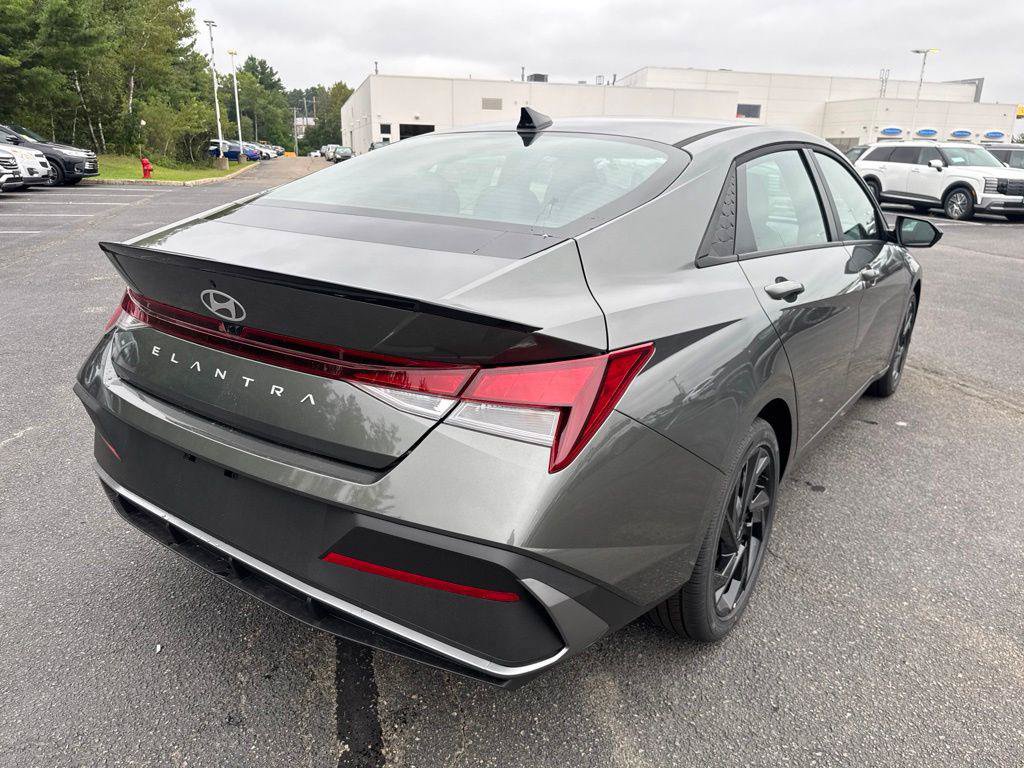 New 2026 Hyundai Elantra SEL Sport FWD image 5