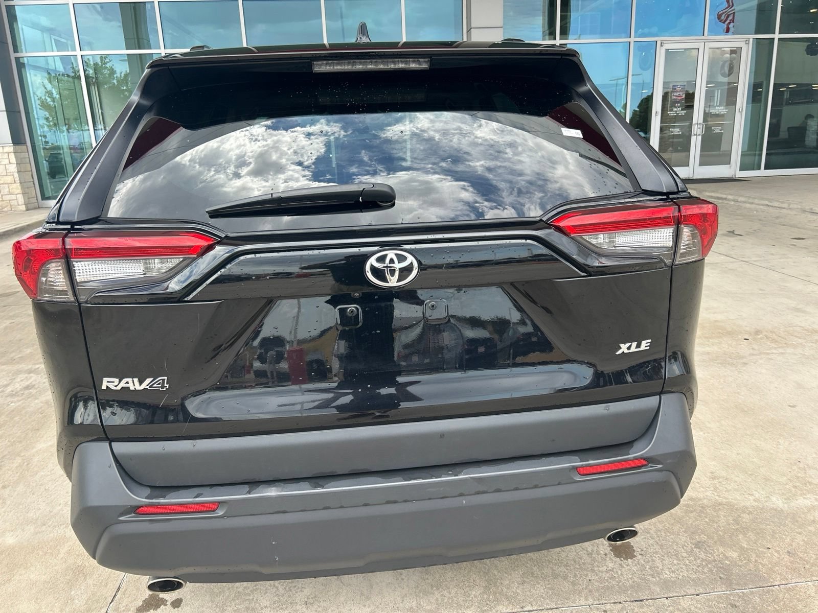 Used 2025 Toyota RAV4 XLE FWD image 10