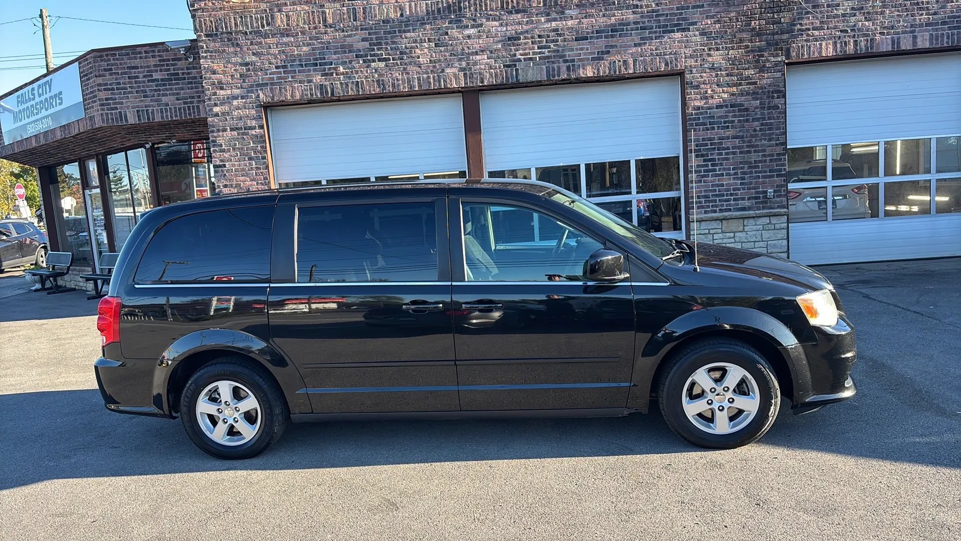 Used 2012 Dodge Grand Caravan Crew FWD image 19