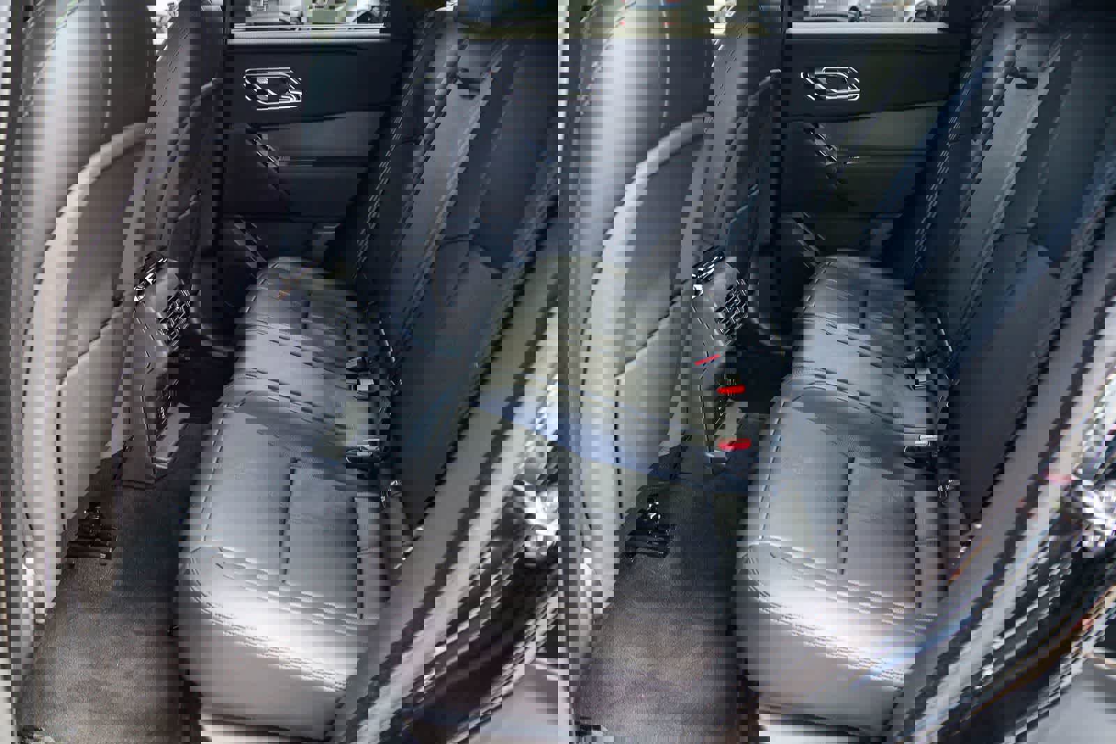 Used 2025 Land Rover Range Rover Velar Dynamic SE image 18