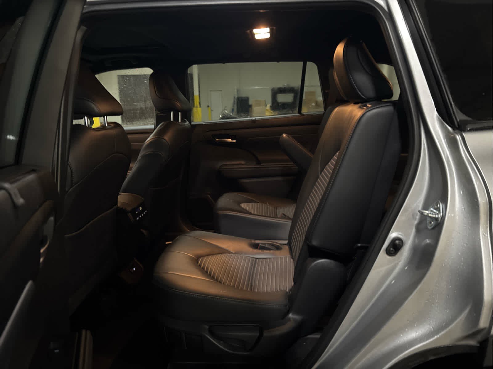 Used 2025 Toyota Highlander XSE image 3