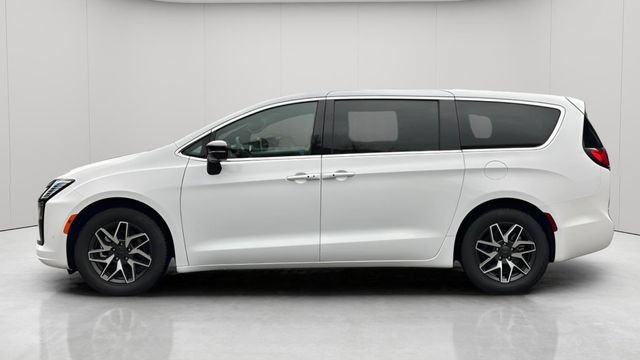 New 2027 Chrysler Pacifica Limited FWD image 11