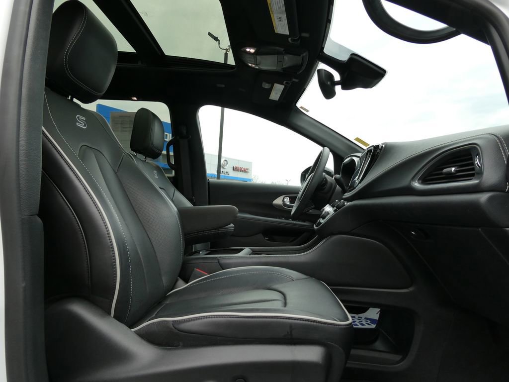 Used 2024 Chrysler Pacifica Premium image 13