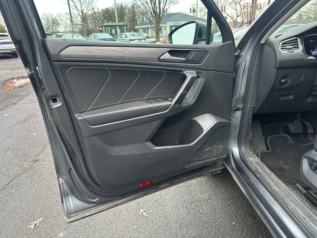 Used 2023 Volkswagen Tiguan SE w/ Panoramic Sunroof Package image 5