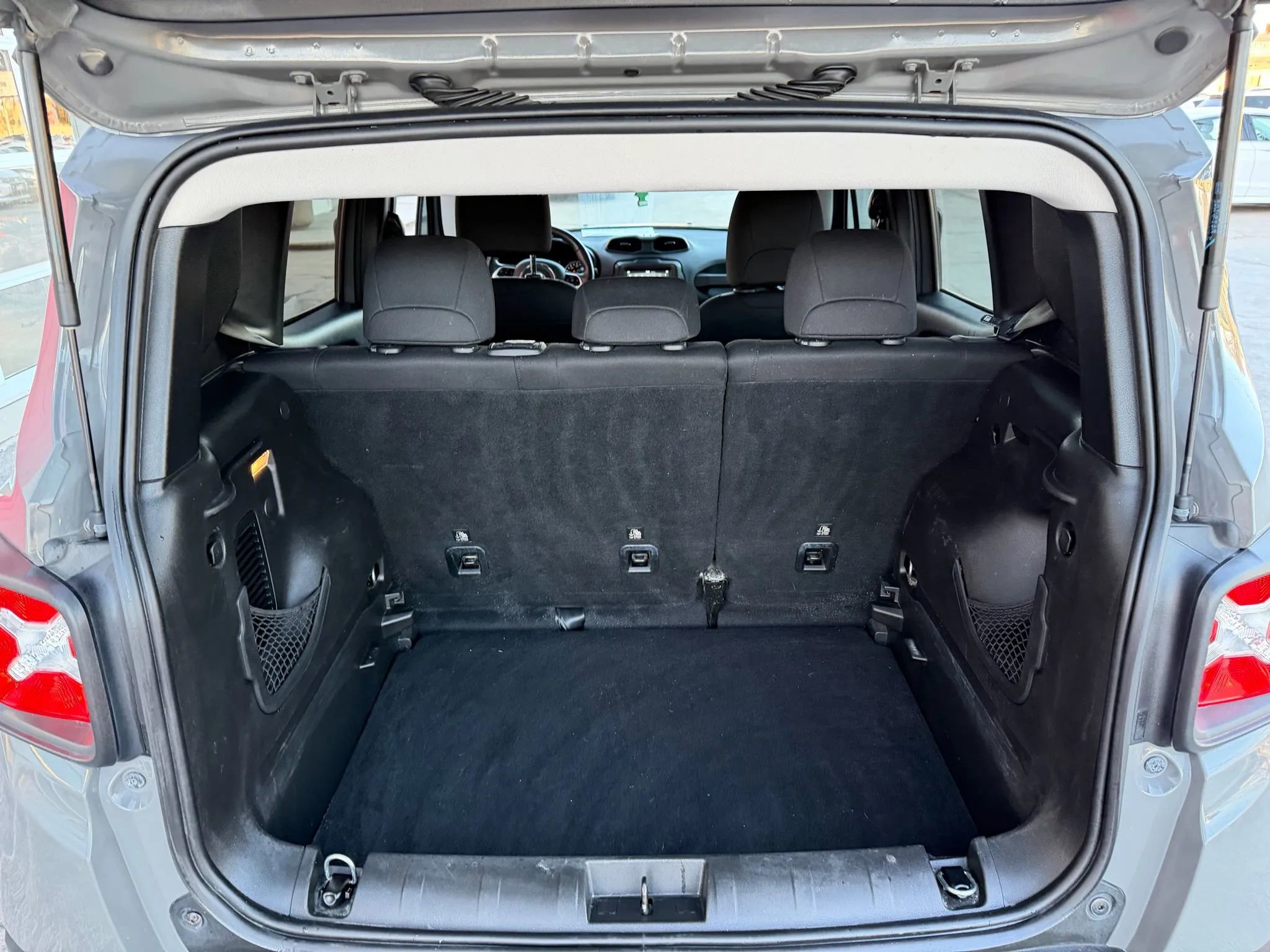 Used 2019 Jeep Renegade Latitude w/ Cold Weather Group image 13