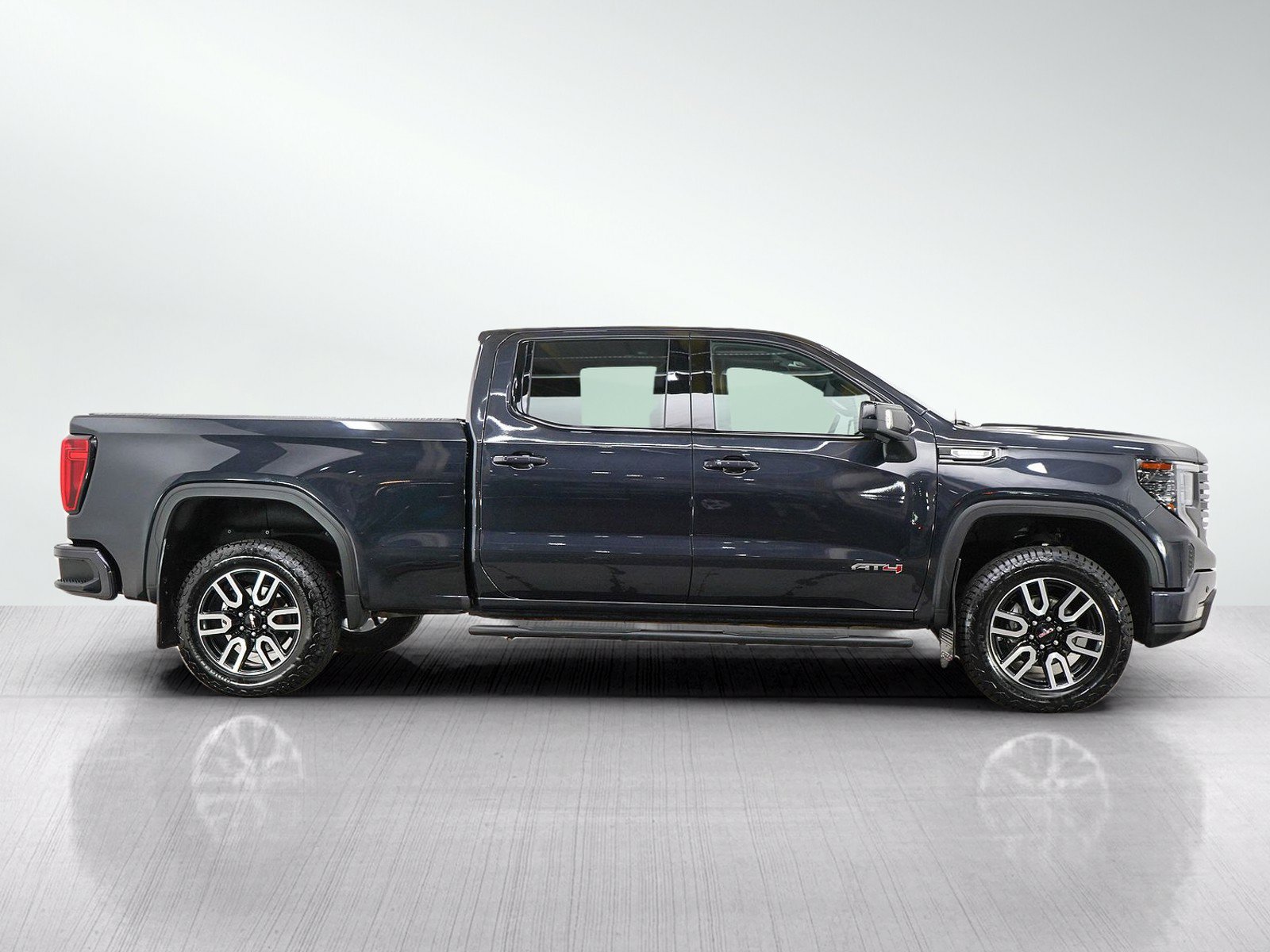 Used 2025 GMC Sierra 1500 AT4 w/ Technology Package AWD/4WD image 6
