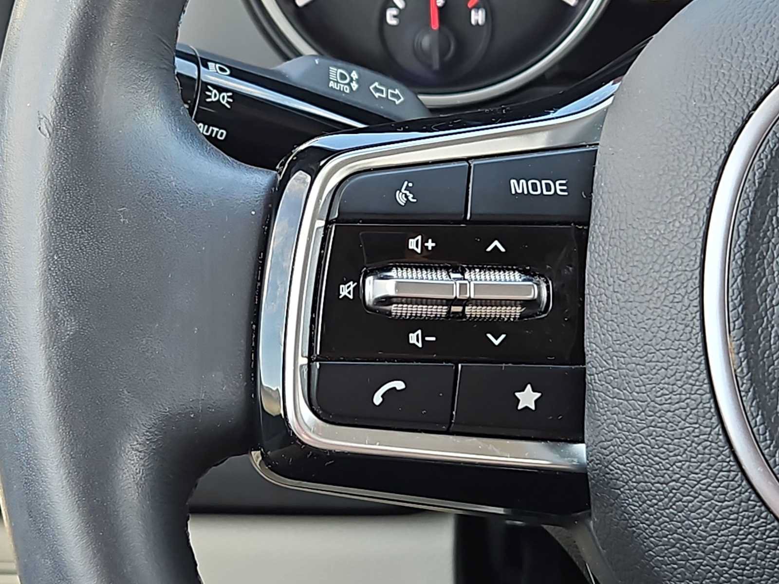 Used 2024 Kia Carnival LX FWD image 18