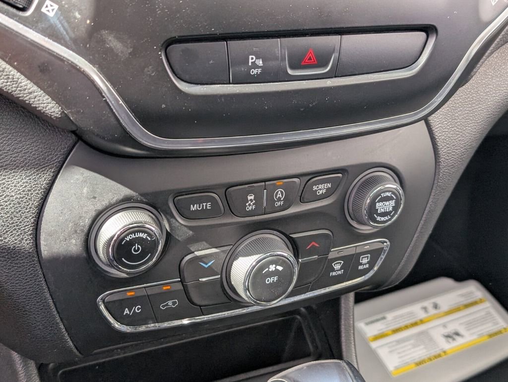 Used 2020 Jeep Cherokee Latitude Plus image 22