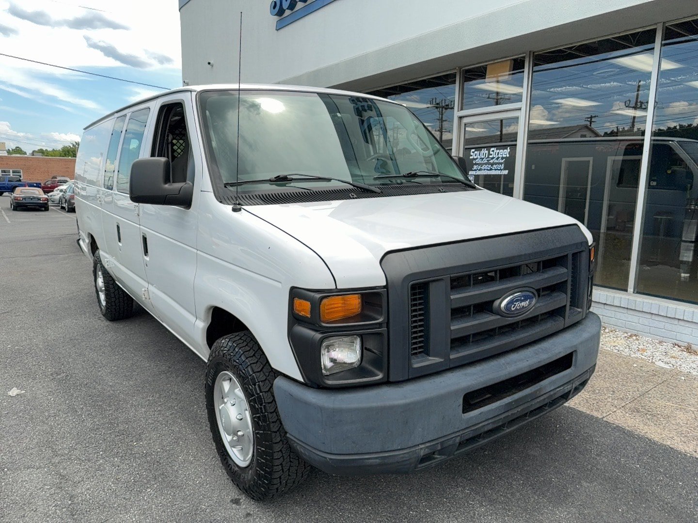 Used 2014 Ford E-350 and Econoline 350 Extended Super Duty w/ Power Group RWD image 2