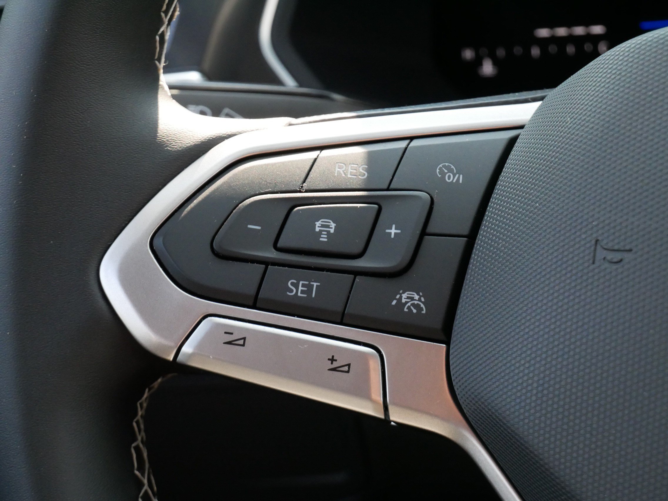 Certified 2023 Volkswagen Tiguan SE AWD/4WD image 25