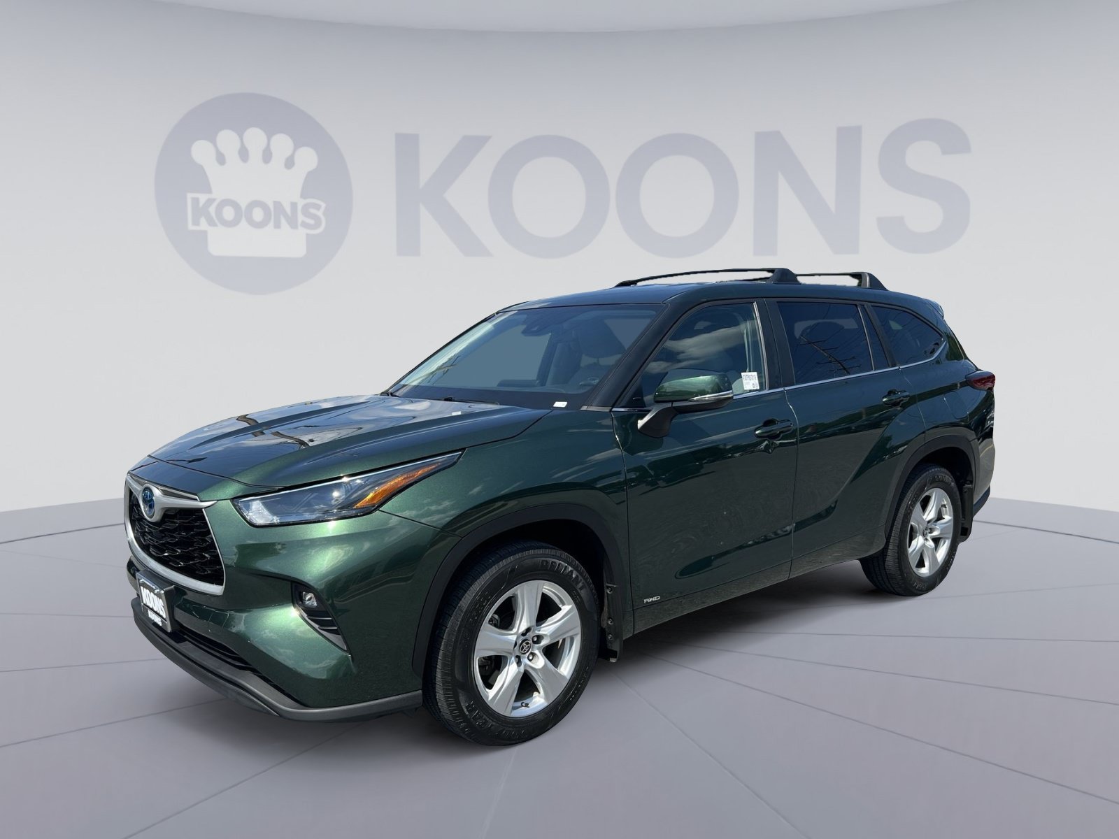 Used 2023 Toyota Highlander LE AWD/4WD image 1