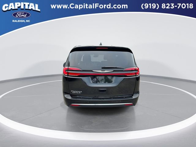 Used 2023 Chrysler Pacifica Touring-L FWD image 7