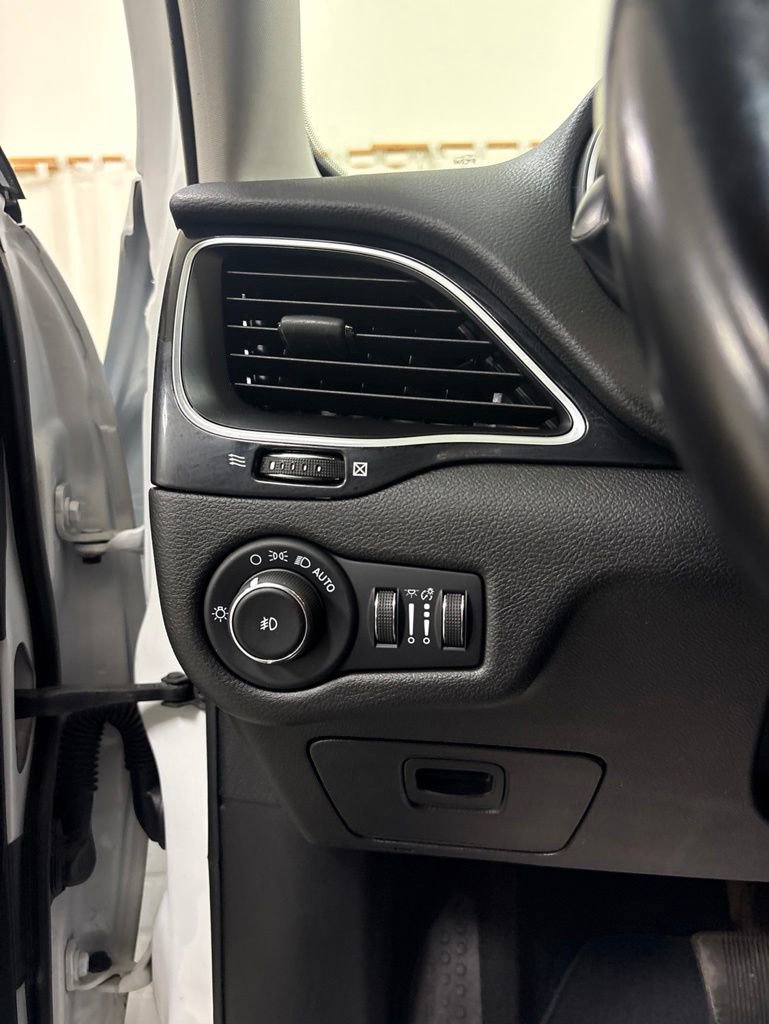Used 2021 Jeep Cherokee Latitude Plus AWD/4WD image 10