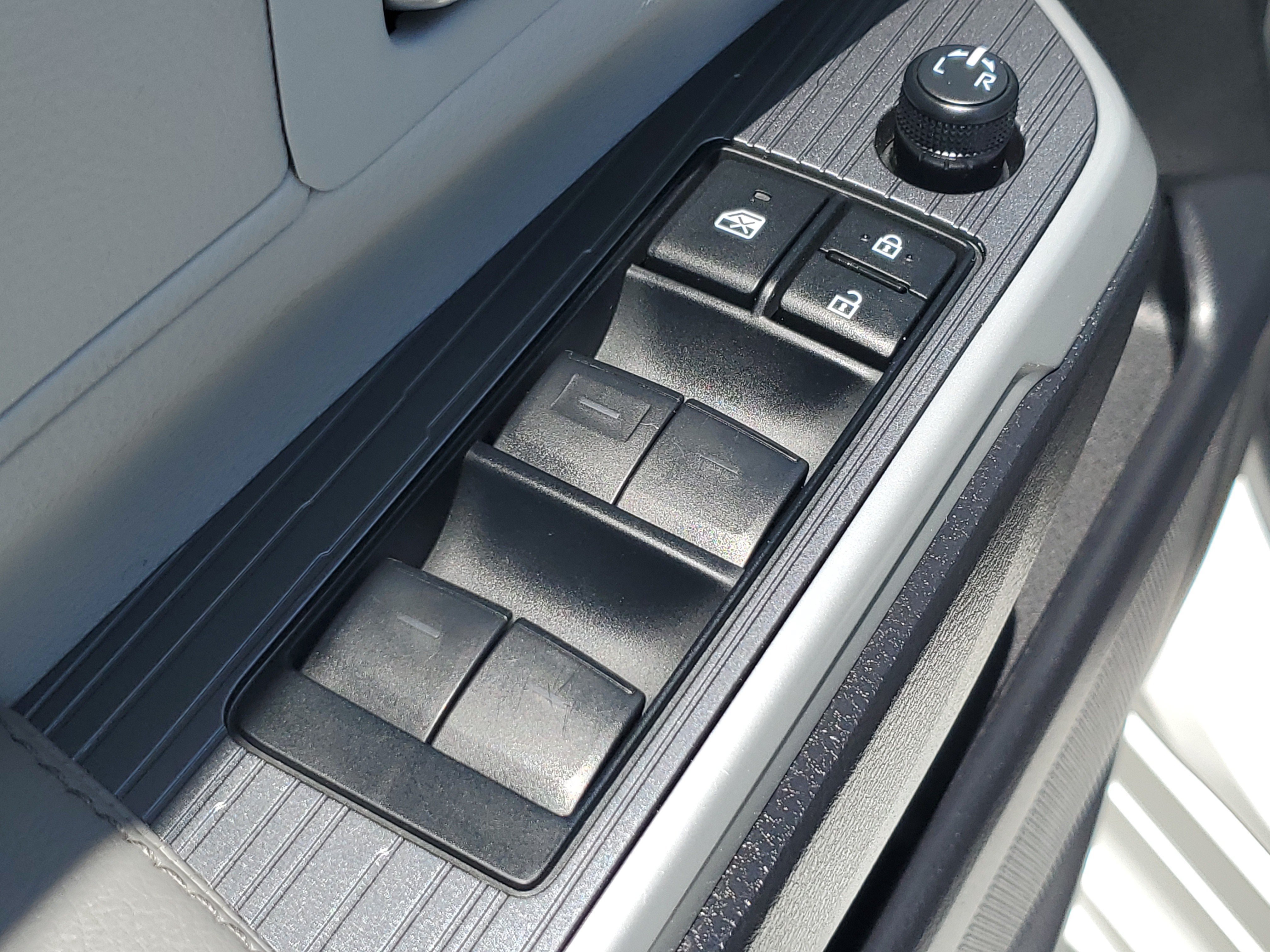 Certified 2025 Toyota Sienna XLE FWD image 23