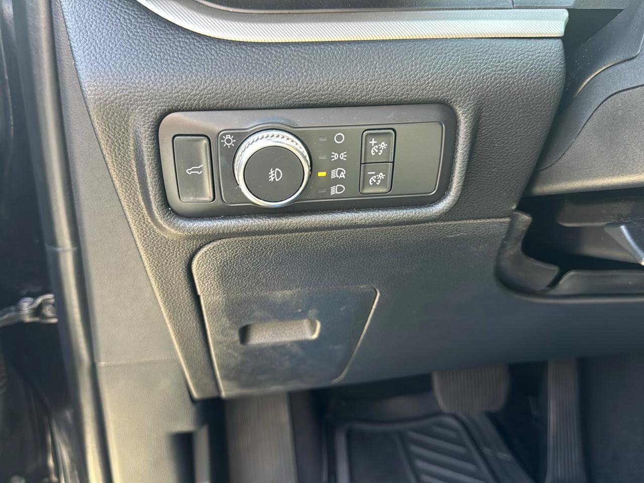 Used 2020 Ford Explorer XLT w/ Equipment Group 202A AWD/4WD image 14