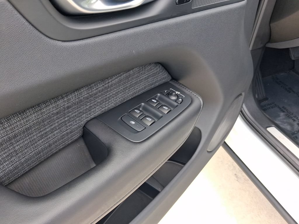 Certified 2024 Volvo XC60 B5 Core AWD/4WD image 16