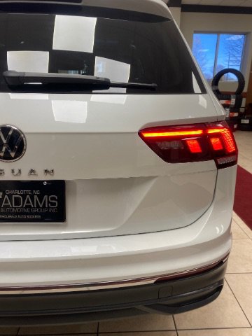 Used 2023 Volkswagen Tiguan SE w/ Panoramic Sunroof Package FWD image 12