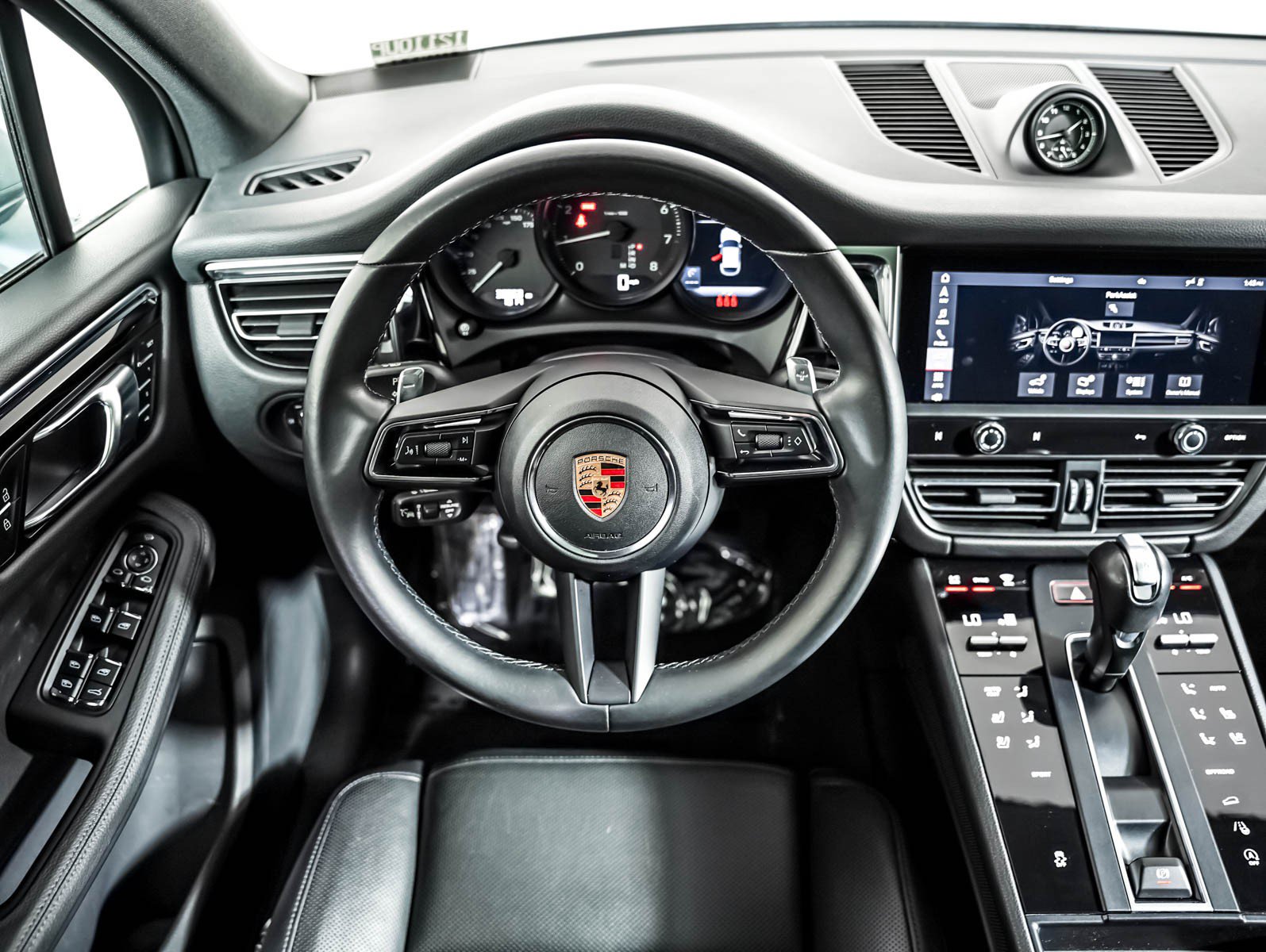 Certified 2023 Porsche Macan AWD/4WD image 16
