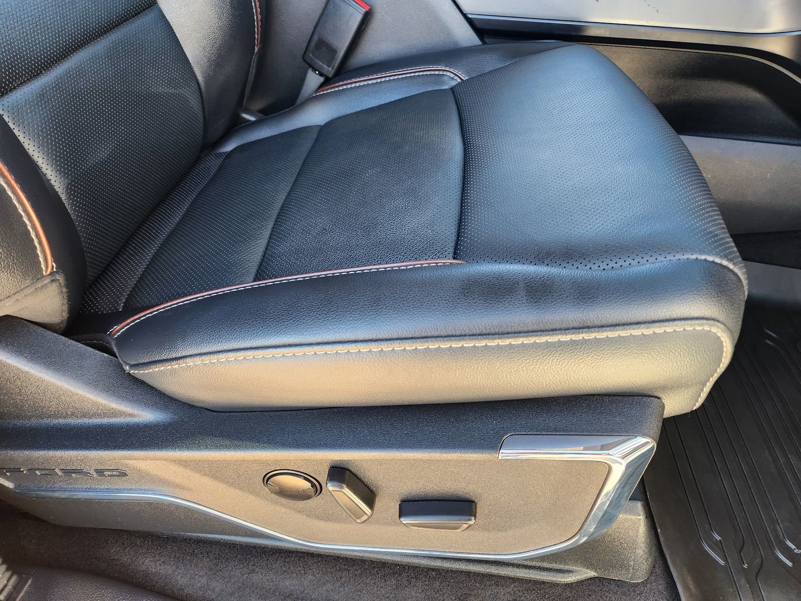 Used 2023 Ford F150 Lariat w/ Trailer Tow Package image 28