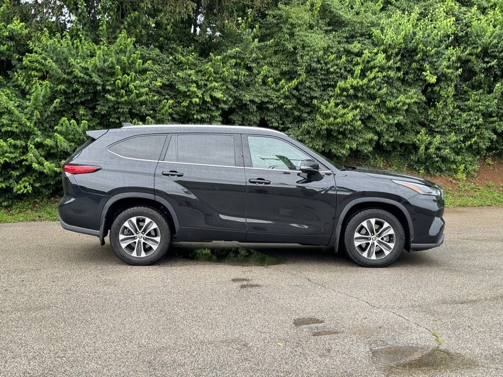 Used 2022 Toyota Highlander XLE image 4