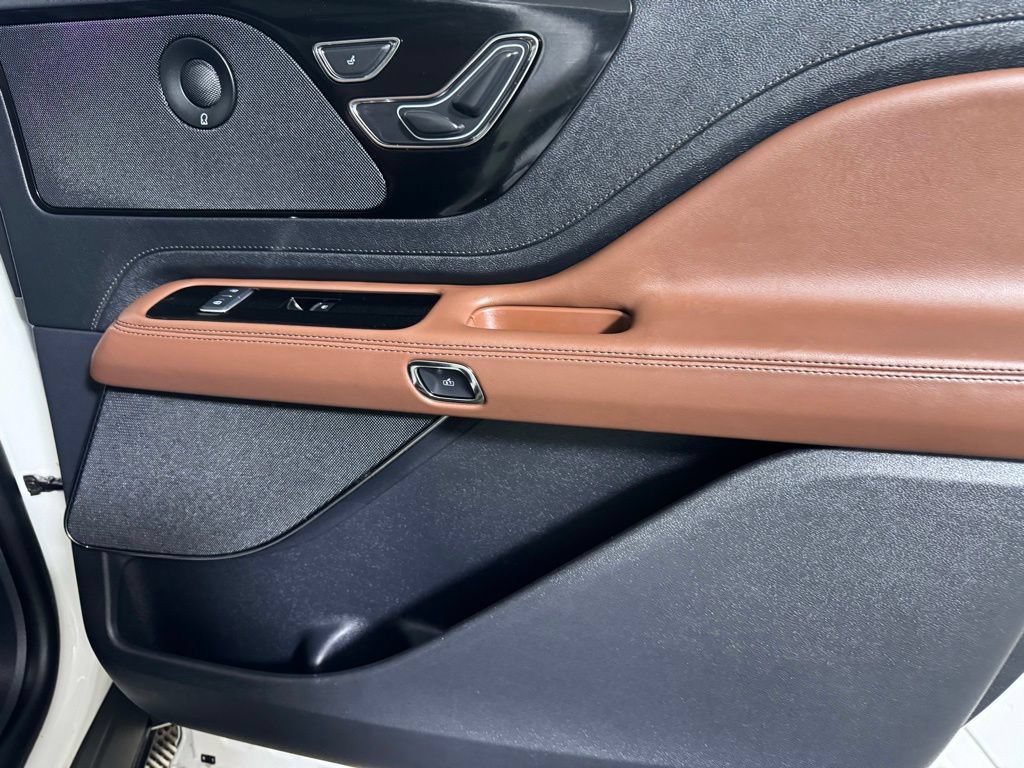 Certified 2025 Lincoln Aviator Reserve w/ Jet Appearance Package AWD/4WD image 17