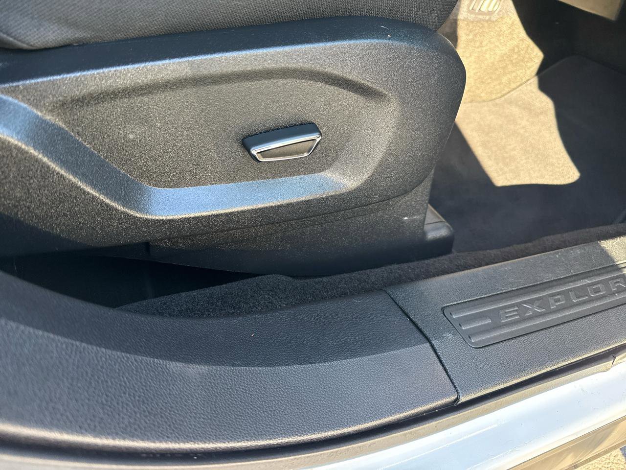 Used 2018 Ford Explorer XLT FWD image 28