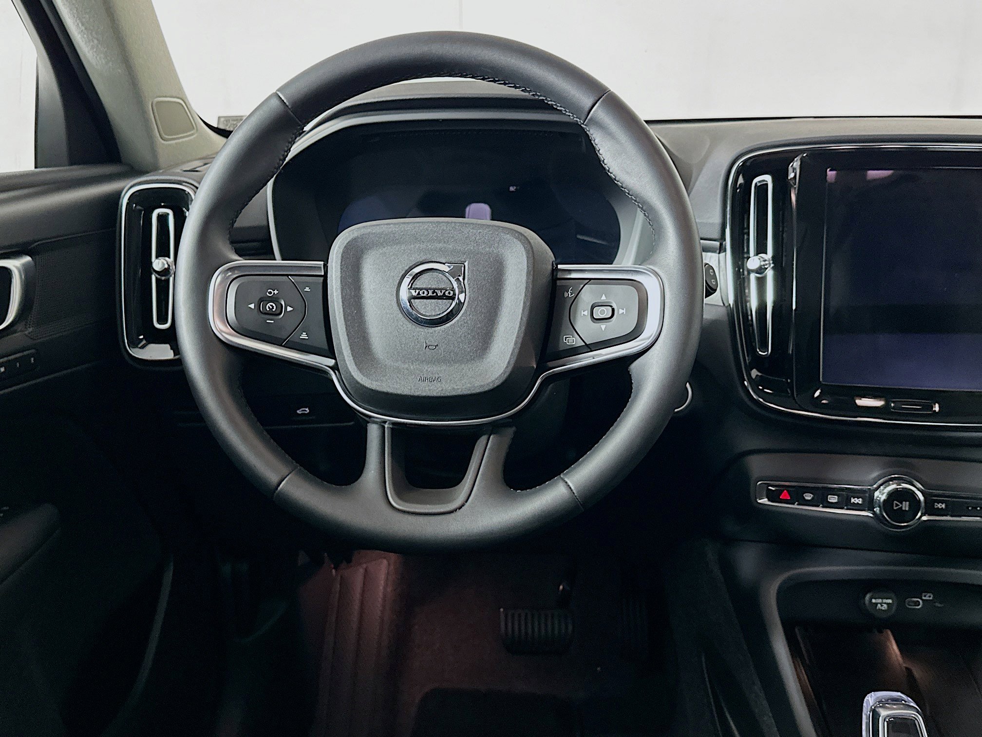 Used 2025 Volvo XC40 B5 Plus image 18