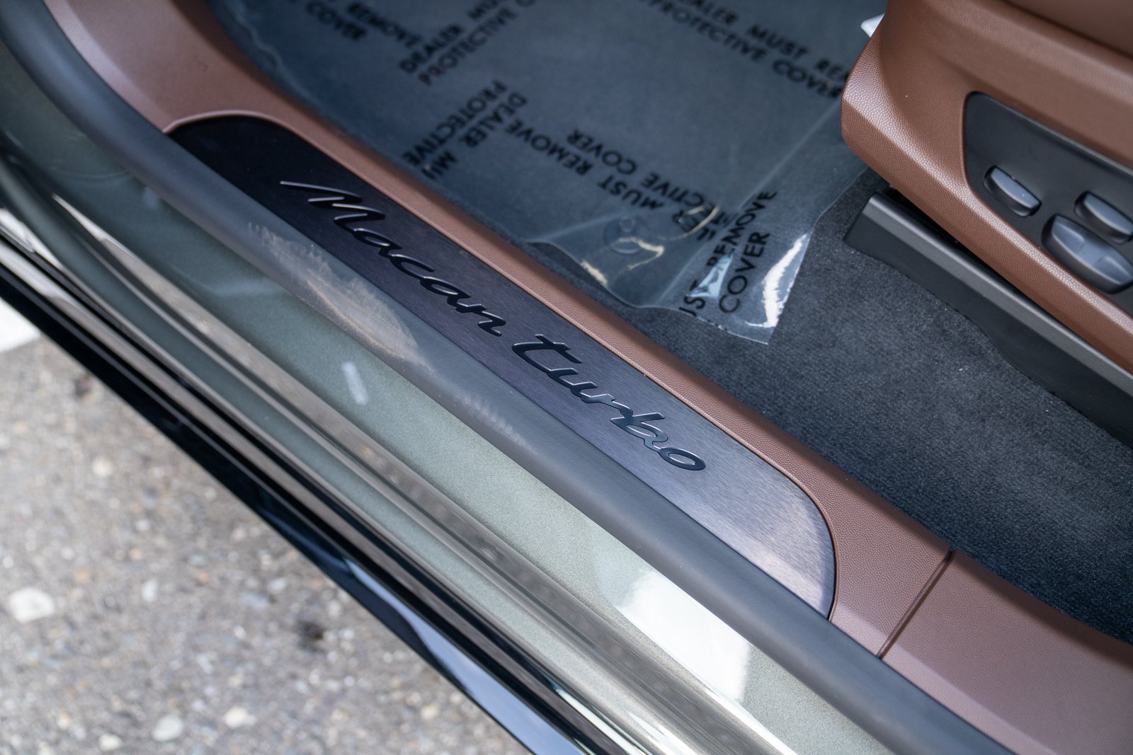 Certified 2025 Porsche Macan Turbo Electric AWD/4WD image 12