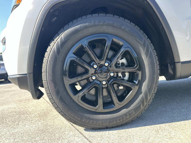 Used 2021 Jeep Grand Cherokee Laredo AWD/4WD image 11