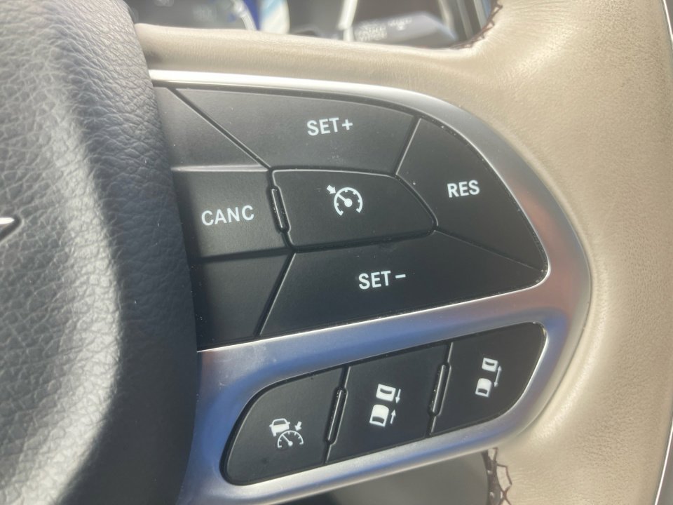 Used 2017 Chrysler Pacifica Limited image 22