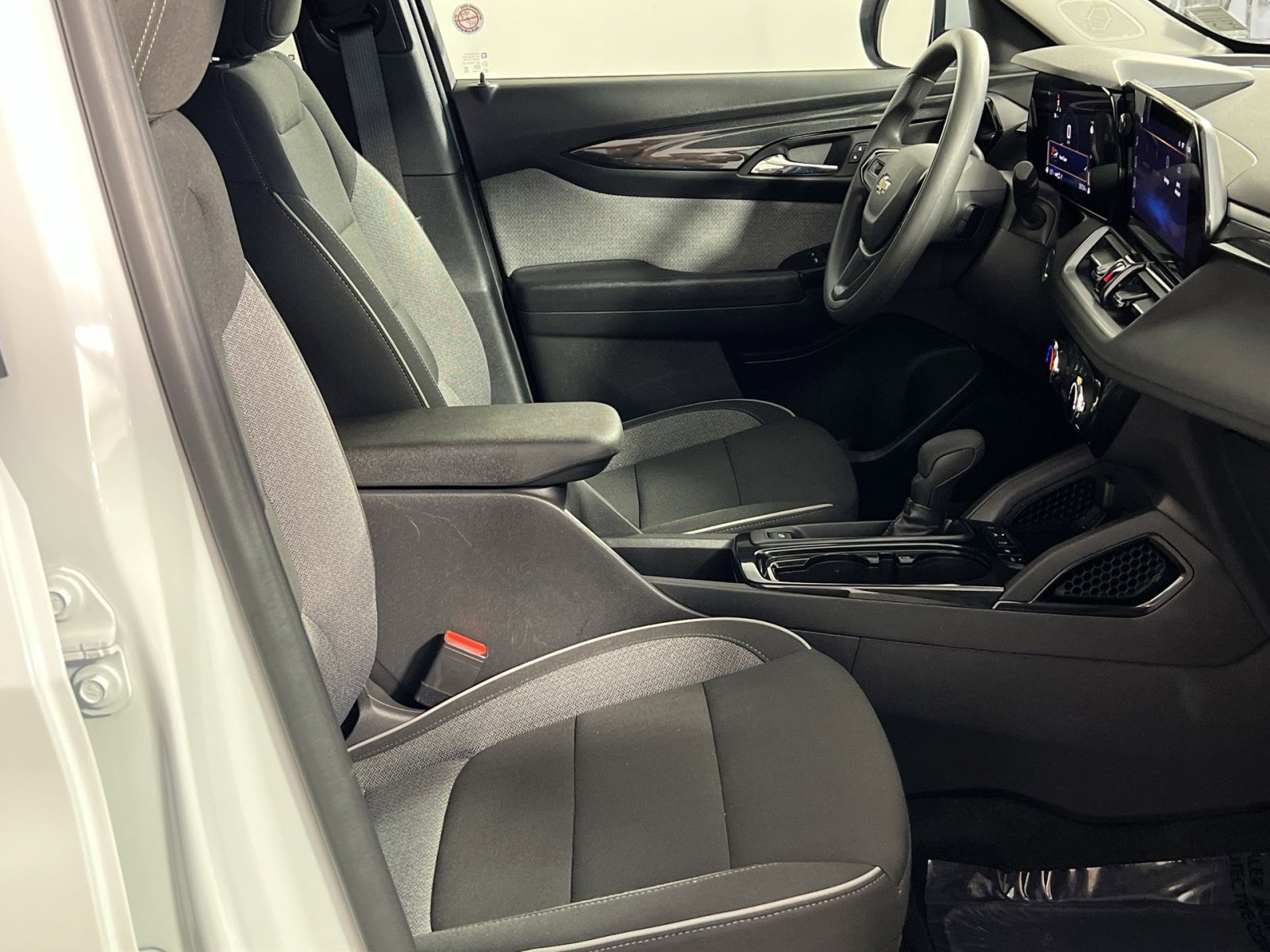 Used 2025 Chevrolet TrailBlazer LT AWD/4WD image 29