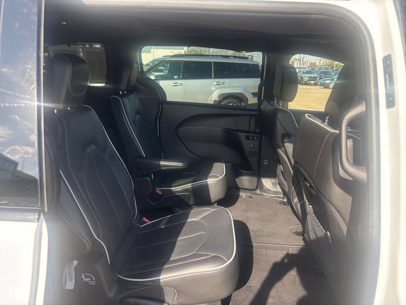 Used 2025 Chrysler Pacifica Limited FWD image 28