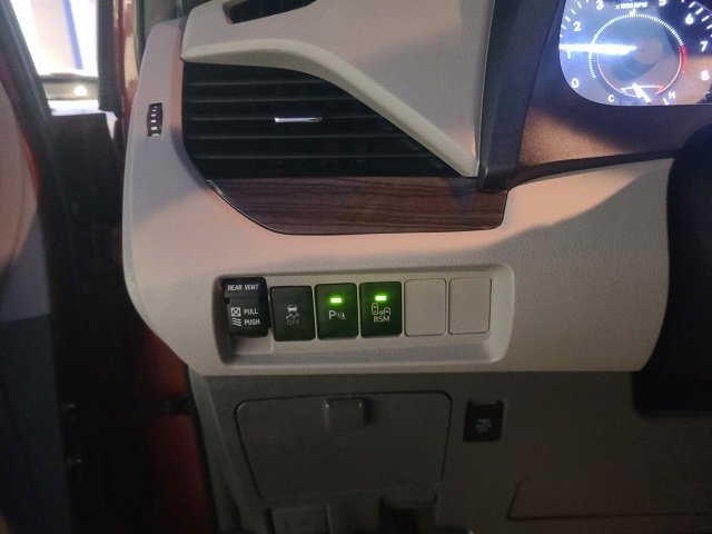 Used 2017 Toyota Sienna XLE image 24