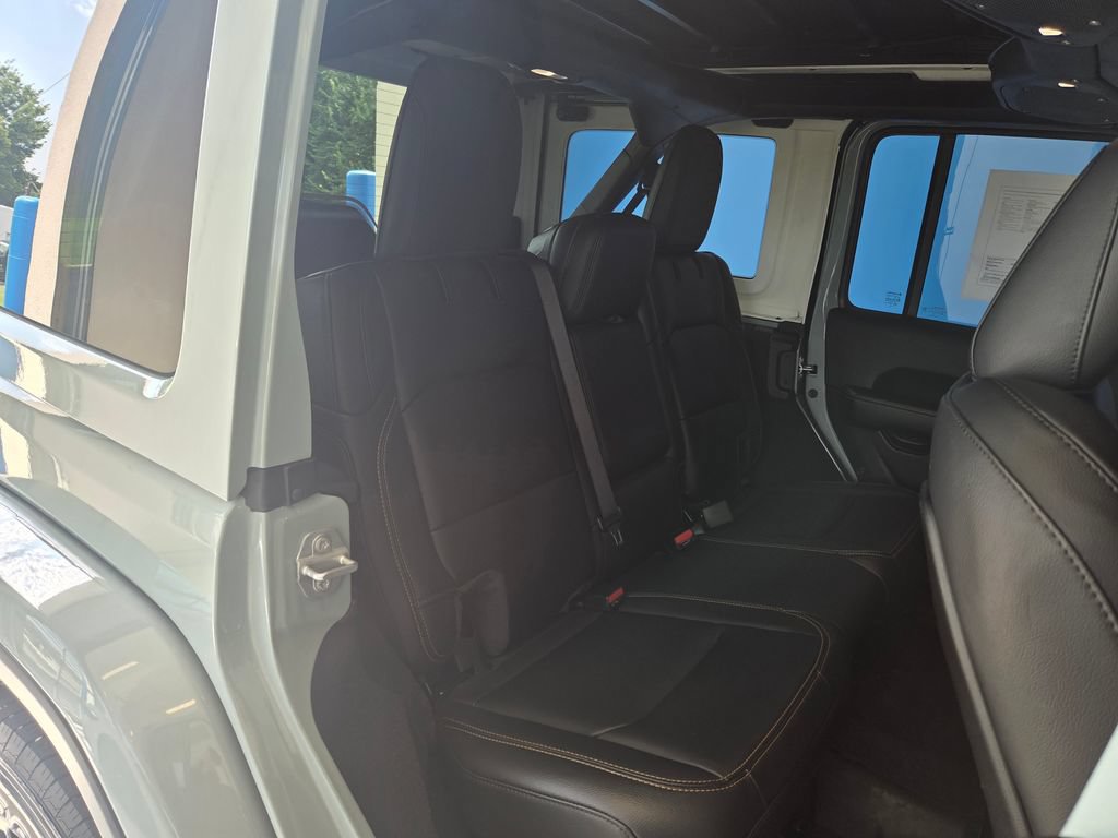 Used 2024 Jeep Wrangler Unlimited Sahara w/ Technology Group AWD/4WD image 32