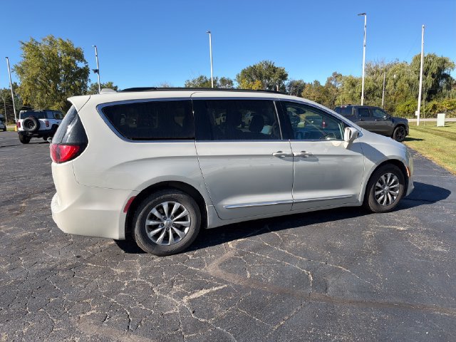 Used 2017 Chrysler Pacifica Touring-L FWD image 7