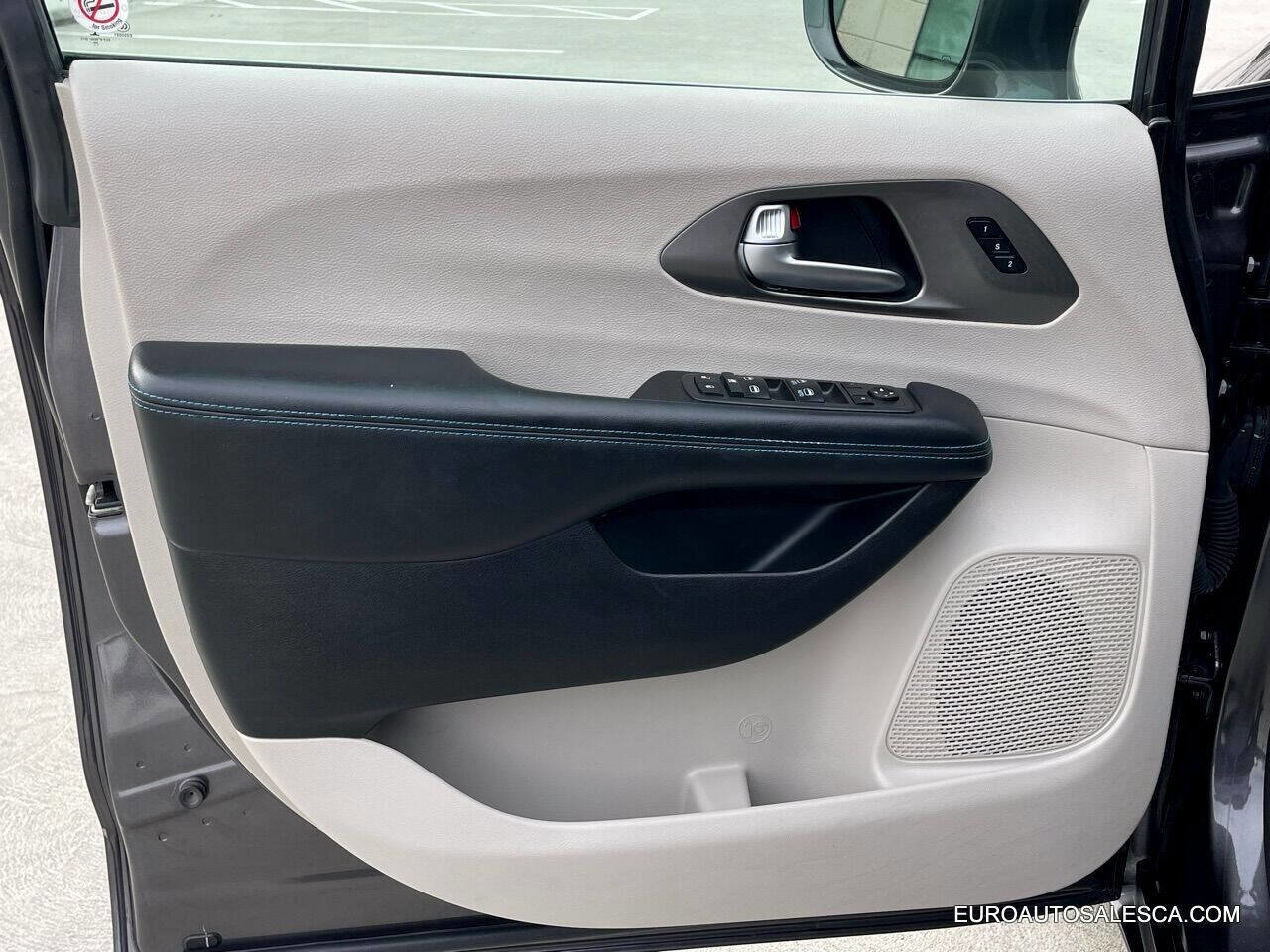 Used 2021 Chrysler Pacifica Touring-L image 33