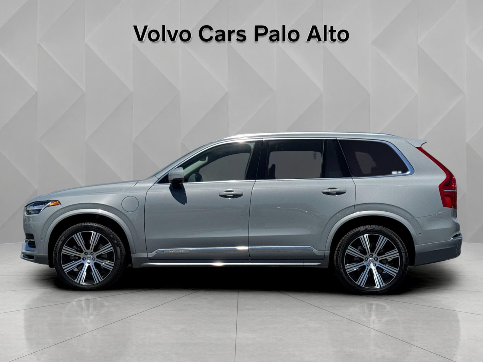 Certified 2024 Volvo XC90 T8 Plus AWD/4WD image 7