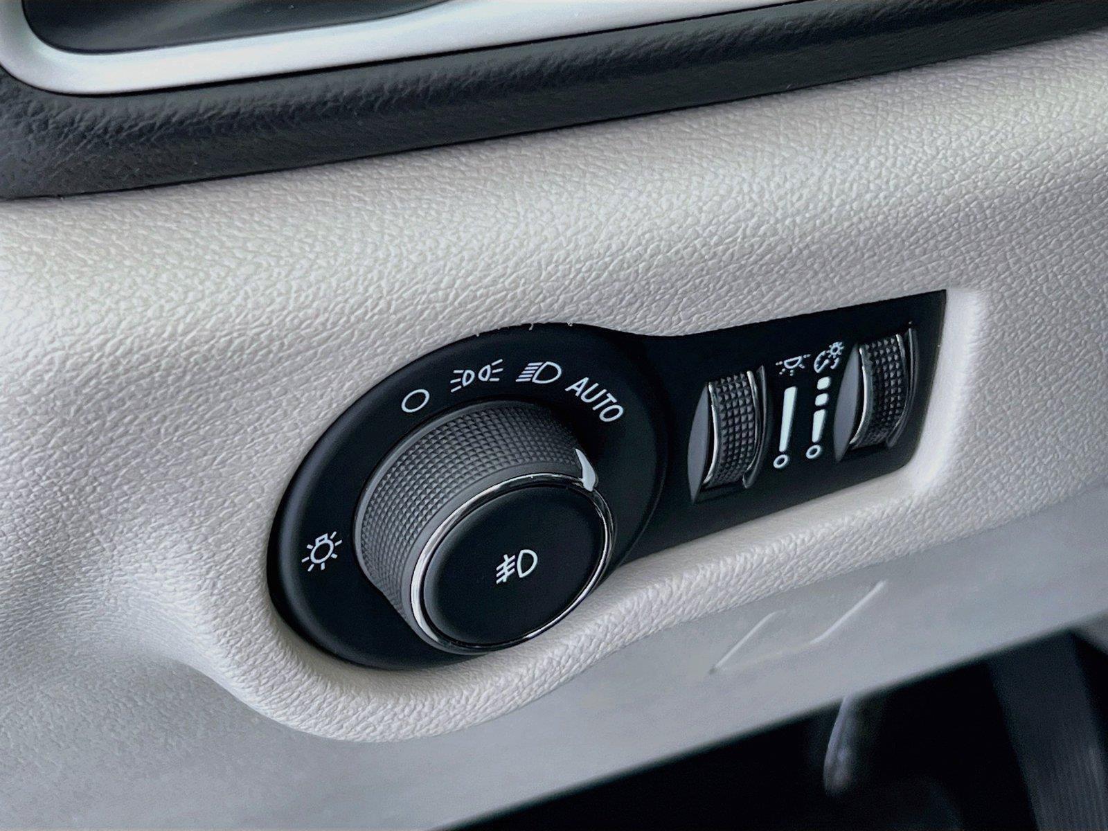 Used 2024 Chrysler Pacifica Touring-L FWD image 14