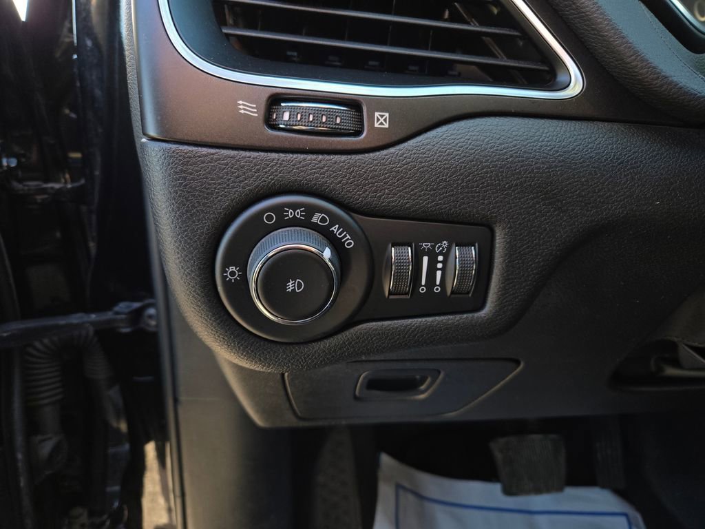 Used 2020 Jeep Cherokee Trailhawk w/ Cold Weather Group AWD/4WD image 15