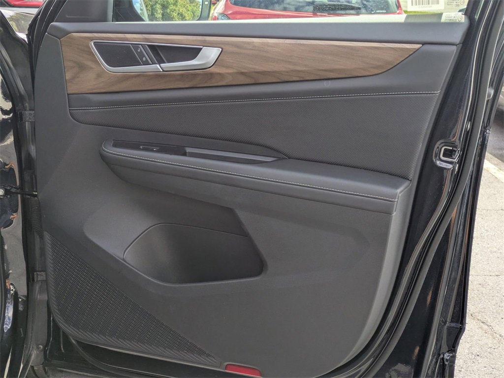 Used 2025 Volkswagen Atlas SE image 33