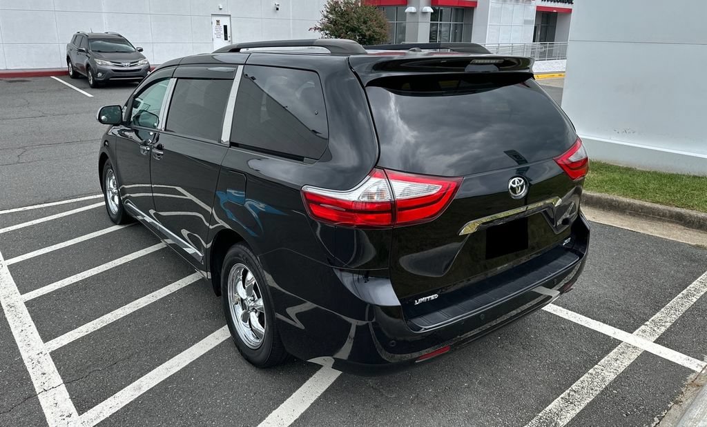 Used 2017 Toyota Sienna XLE w/ XLE Navigation Package FWD image 3
