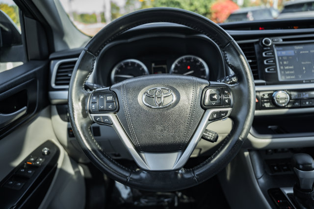 Used 2017 Toyota Highlander XLE AWD/4WD image 24