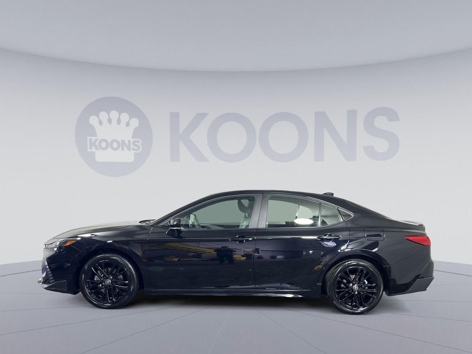 Used 2025 Toyota Camry SE image 2