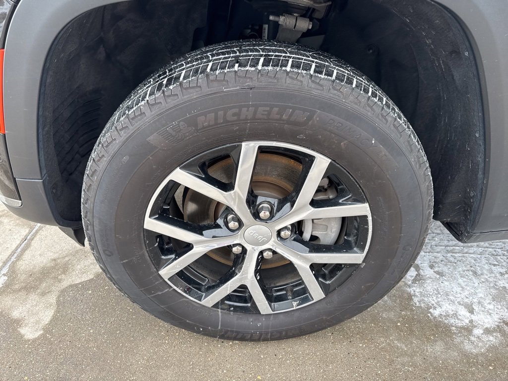 Certified 2024 Jeep Grand Cherokee L Limited w/ Luxury Tech Group II image 5