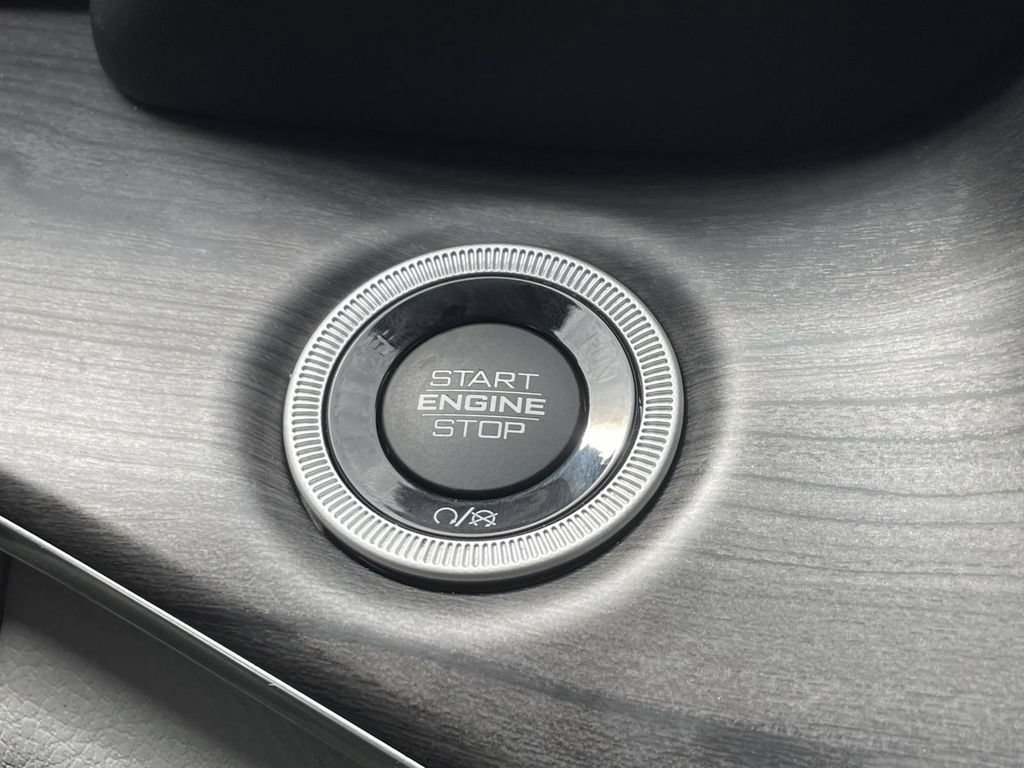 Certified 2022 Jeep Grand Cherokee Overland w/ Luxury Tech Group IV AWD/4WD image 31