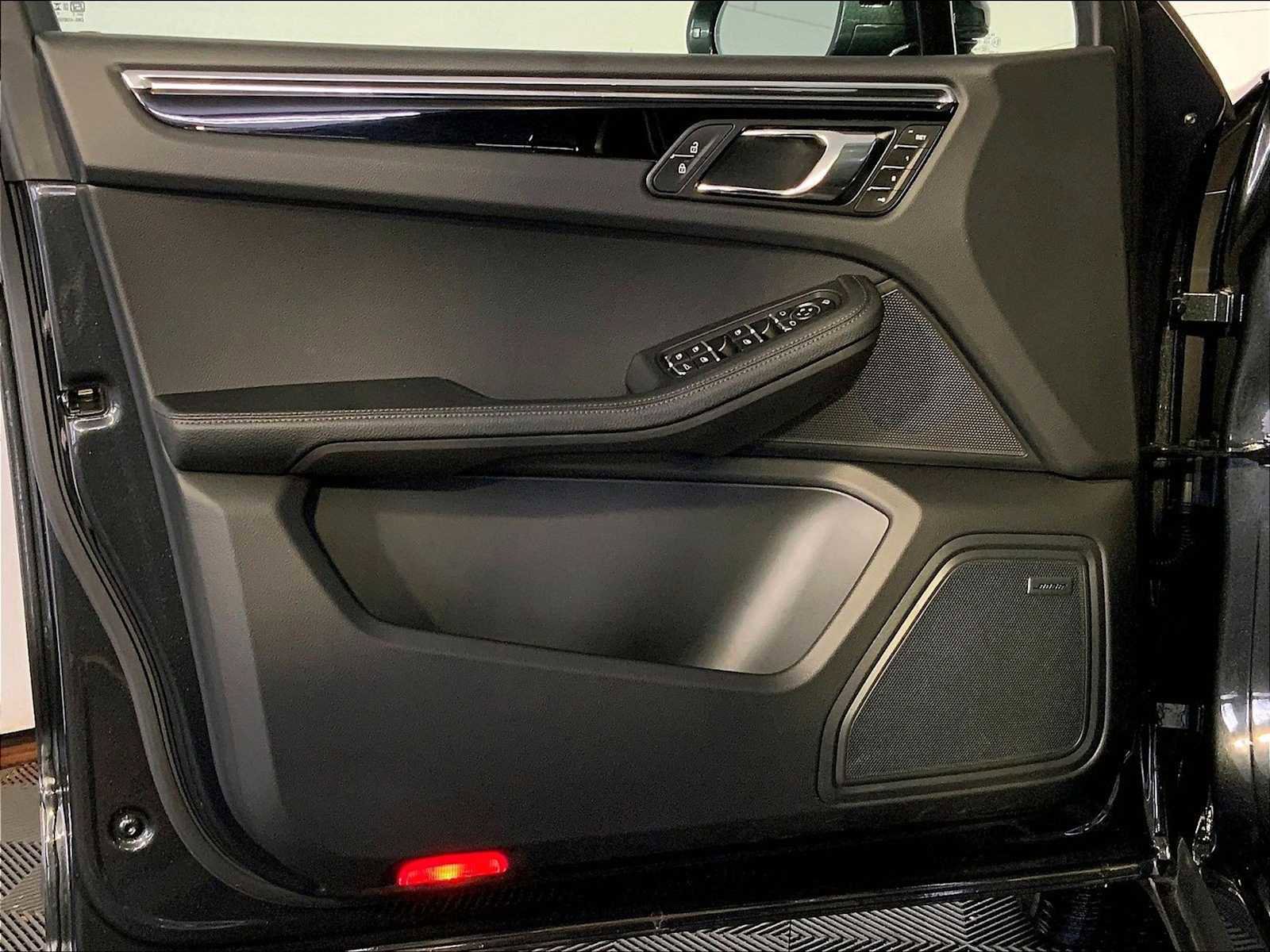 Certified 2025 Porsche Macan image 25